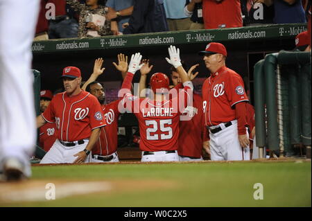 Washington Nationals erste Basisspieler Adam LaRoche (25), gratulierte im Dugout nachdem Sie gegen die Atlanta Braves im sechsten Inning bei Nationals Park in Washington D.C. am 21. Juni 2014, wo die Washington Angehörigen der Atlanta Braves, 3-0 besiegt. UPI/Mark Goldman Stockfoto