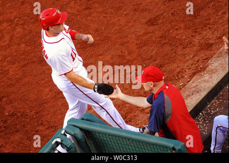 Washington Angehörigen linker Feldspieler Ryan Zimmerman (11) gratuliert nachdem Sie gegen die Colorado Rockies im vierten Inning an den Angehörigen Park in Washington D.C. am 30. Juni 2014. UPI/Mark Goldman Stockfoto