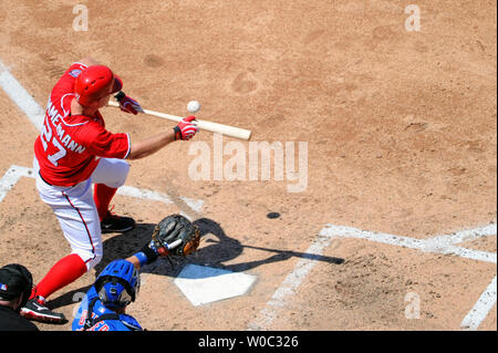 Washington Angehörigen linker Feldspieler Ryan Zimmerman (11) versucht, eine opferbauch gegen die Chicago Cubs im vierten Inning an den Angehörigen Park in Washington, D.C. am 6. Juli 2014. UPI/Mark Goldman Stockfoto