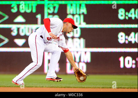 Washington Nationals zweiter Basisspieler Asdrubal Cabrera (3) geht tief in die Bohrung links Feldspieler Michael Morse im zweiten Inning an den Angehörigen Park in Washington, D.C. am 22. Juli 2014 in den Ruhestand. UPI/Mark Goldman Stockfoto