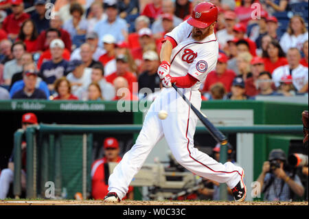 Washington Nationals erste Basisspieler Adam LaRoche (25) schlägt einen einzigen gegen die San Francisco Giants im ersten Inning an den Angehörigen Park in Washington D.C. am 22. Juli 2014. UPI/Mark Goldman Stockfoto