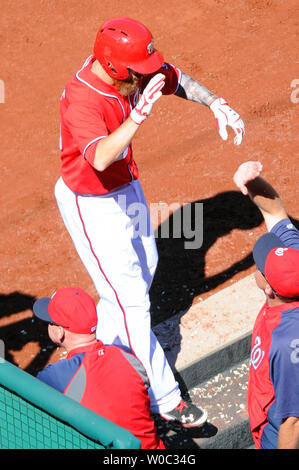 Washington Nationals erste Basisspieler Adam LaRoche (25), gratulierte im Dugout, nachdem er seinen zweiten Home Run des Spiels gegen die Philadelphia Phillies im vierten Inning an den Angehörigen Park in Washington, D.C. am 7. September 2014. UPI/Mark Goldman Stockfoto