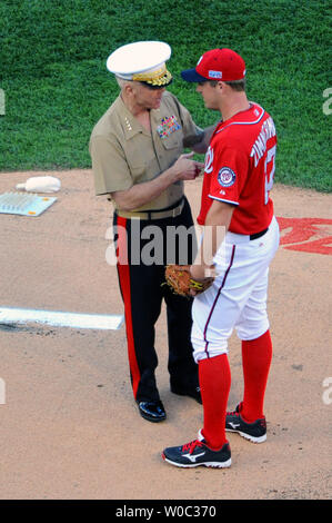 4-Sterne Gen. James Amos, Kommandant der Marine Corps liefert die Kugel zu Washington Angehörigen des Kruges Jordanien Zimmermann (27.) für Spiel 2 der National League Division Series an den Angehörigen Park in Washington, D.C. am 4. Oktober 2014. UPI/Mark Goldman Stockfoto