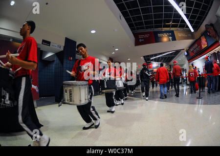 Ein drum line Kreise der Innenseite der Verizon Center in Washington, D.C. am 9. Oktober 2014 Vor dem Spiel zwischen den Montreal Canadiens und Washington Capitals. UPI/Mark Goldman Stockfoto