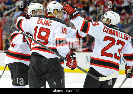 New Jersey Devils defenseman Damon Severson (L) gratuliert durch center Travis Zajac (19) und linken Flügel Mike Cammalleri (23), nachdem er in der ersten Zeit gegen die Washington Capitals im Verizon Center in Washington, D.C. am 16. Oktober 2014. UPI/Mark Goldman Stockfoto