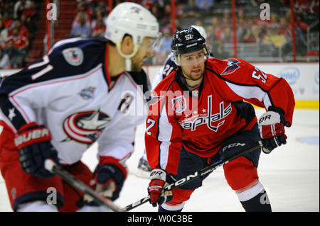 Washington Capitals defenseman Mike Green (52) Schlittschuhe gegen die Columbus Blue Jackets wing Nick Foligno (71) in der ersten Periode im Verizon Center in Washington, D.C. am 11. November 2014. UPI/Mark Goldman Stockfoto