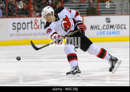 New Jersey Devils defenseman Damon Severson (28) feuert einen Schuß auf Ziel gegen die Washington Capitals in der ersten Periode im Verizon Center in Washington, D.C. am 14. November 2014. UPI/Mark Goldman Stockfoto