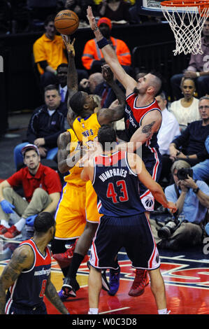 Washington Wizards Zentrum Marcin Gortat (4) fouls Los Angeles Lakers Forward Ed Davis (21) in der ersten Hälfte im Verizon Center in Washington, D.C. am 3. Dezember 2014. UPI/Mark Goldman Stockfoto