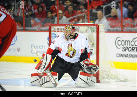Ottawa Senators goalie Craig Anderson (41) Macht ein Speichern auf einer Aufnahme des Washington Capitals linken Flügel Alex Ovechkin (8) in der ersten Periode im Verizon Center in Washington, D.C. am 22. Dezember 2014. UPI/Mark Goldman Stockfoto