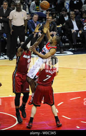 Washington Wizards guard Ramon Sessions (7) Kerben und wird von Miami Heat guard Henry Walker (5) in der ersten Hälfte im Verizon Center in Washington, D.C. am 6. März 2015 verschmutzt ist. Foto von Mark Goldman/UPI Stockfoto