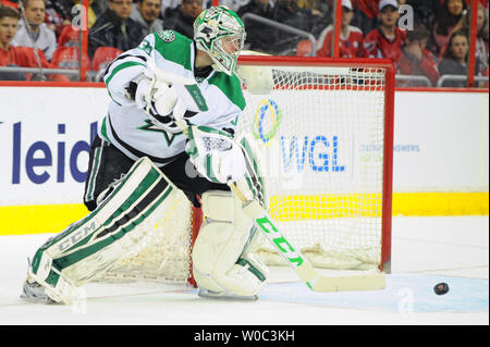 Dallas Stars Goalie Kari Lehtonen (32) macht eine Speichern gegen die Washington Capitals in der ersten Periode im Verizon Center in Washington, D.C. am 13. März 2015. Foto von Mark Goldman/UPI Stockfoto