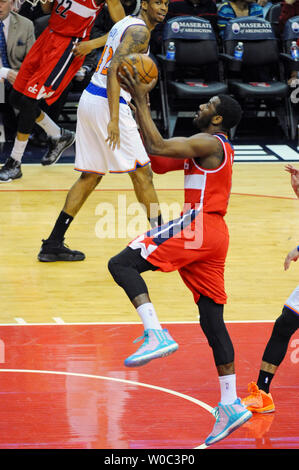 Washington Wizards guard John Wall (2) Kerben gegen New York Knicks guard Shane Larkin (0) in der ersten Hälfte im Verizon Center in Washington, D.C. am 3. April 2015. Foto von Mark Goldman/UPI Stockfoto