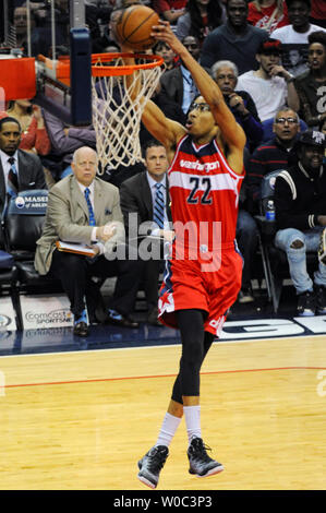 Washington Wizards vorwärts Otto Porter, Jr. (22) Kerben auf einem Dunk gegen die New York Knicks in der ersten Hälfte im Verizon Center in Washington, D.C. am 3. April 2015. Foto von Mark Goldman/UPI Stockfoto