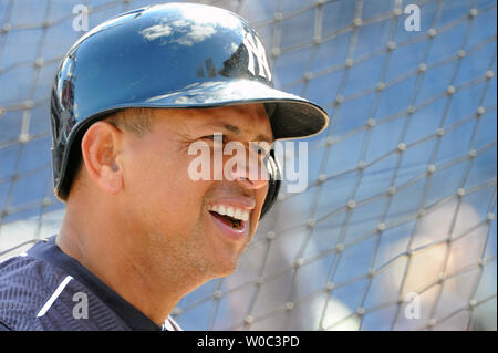 New York Yankees dritter Basisspieler Alex Rodriguez (13) Aufwärmen vor dem letzten Frühling Training Spiel an den Angehörigen Park in Washington, D.C. am 4. April 2015. Foto von Mark Goldman/UPI Stockfoto