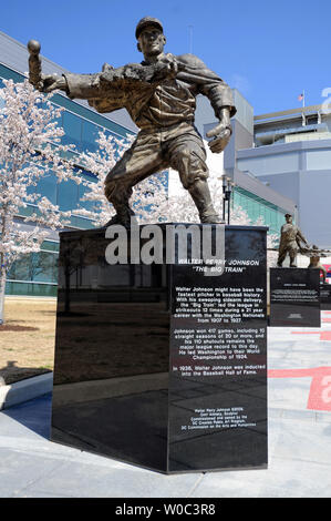 Eine allgemeine Ansicht, eine Statue zu Ehren der ehemaligen Washington Krug, Walter Johnson bei Nationals Park am Eröffnungstag in Washington, D.C. am 6. April 2015. Foto von Mark Goldman/UPI Stockfoto