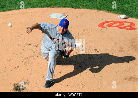 New York Mets Krug Bartolo Colon (40) Plätze gegen die Washington Nationals im ersten Inning am Eröffnungstag an den Angehörigen Park in Washington, D.C. am 6. April 2015. Foto von Mark Goldman/UPI Stockfoto