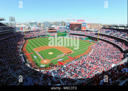 Die New York Mets und die Washington Angehörigen nehmen das Feld für öffnung Tag Zeremonien bei Nationals Park in Washington, D.C. am 6. April 2015. Foto von Mark Goldman/UPI Stockfoto