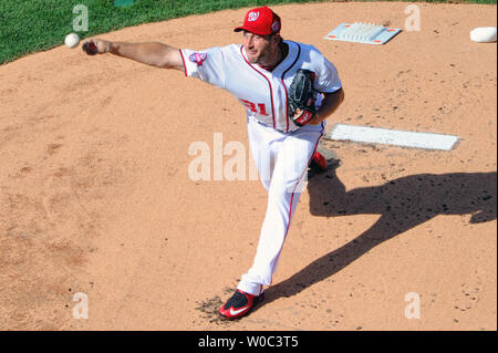 Washington Angehörigen des Kruges Max Scherzer (31) wirft den ersten Pitch am Eröffnungstag gegen die New York Mets am Nationals Park in Washington, D.C. am 6. April 2015. Foto von Mark Goldman/UPI Stockfoto