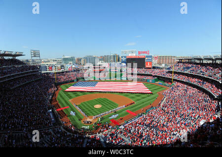 Die New York Mets und die Washington Angehörigen Line Up auf dem Feld als große American Flag unfurled für öffnung Tag Zeremonien bei Nationals Park in Washington, D.C. am 6. April 2015. Foto von Mark Goldman/UPI Stockfoto