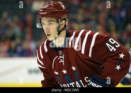 Washington Capitals rechten Flügel Stanislav Galiev (49) Schlittschuhe gegen die New York Rangers in der ersten Periode im Verizon Center in Washington, D.C. am 11. April 2015. Foto von Mark Goldman/UPI Stockfoto