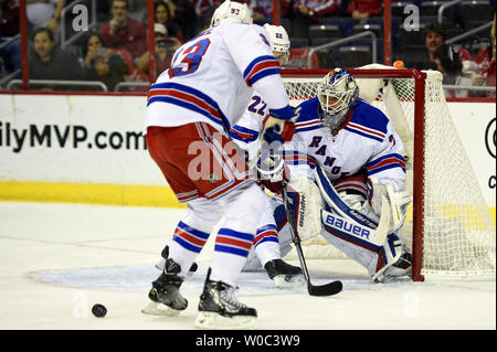 New York Rangers goalie Henrik Lundqvist (30) macht eine Speichern gegen die Washington Capitals in der ersten Periode im Verizon Center in Washington, D.C. am 11. April 2015. Foto von Mark Goldman/UPI Stockfoto