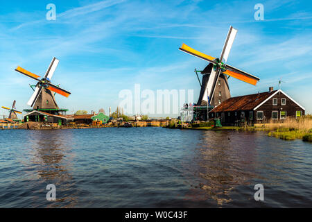 Traditionelle holländische Windmühlen von der Zaan, in Zaanse Schans, Niederlande. Stockfoto