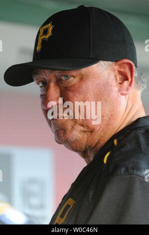 Pittsburgh Pirates Manager Clint Hürde (13) Steht im dugout an den Angehörigen Park in Washington D.C. am 19. Juni 2015. Foto von Mark Goldman/UPI Stockfoto