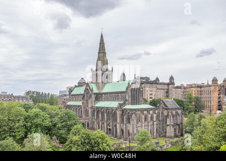 Auf der Suche nach unten aus der Nekropole zu Glasgow Cathedral und der alten königlichen Krankenhaus auf einem klaren hellen Tag. Stockfoto