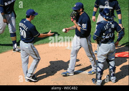 Milwaukee Brewers Krug matter Garza (22) Hände den Ball manager Craig Counsell (30) als er das Spiel im fünften Inning gegen die Washington Nationals an den Angehörigen Park in Washington, D.C. existiert am 23 August, 2015. Foto von Mark Goldman/UPI Stockfoto