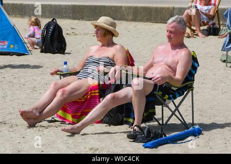Lyme Regis, Dorset, Großbritannien. 27. Juni 2019. UK Wetter. Sonnenanbeter am Strand an der Küste von Lyme Regis in Dorset genießen ein Tag der klaren blauen Himmel und sengende Sonne. Foto: Graham Jagd-/Alamy leben Nachrichten Stockfoto