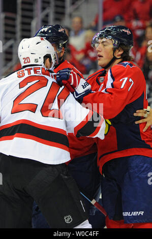 Washington Capitals rechten Flügel T.J. Oshie (77) stoppt die New Jersey Devils rechten Flügel Lee Stempniak (20) in der ersten Periode am während der Hauptstädte Hauptöffner im Verizon Center in Washington, D.C. am 10. Oktober 2015. Foto von Mark Goldman/UPI Stockfoto