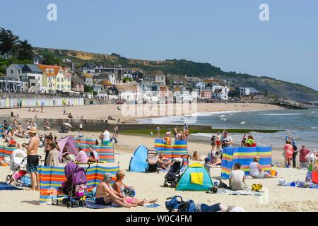 Lyme Regis, Dorset, Großbritannien. 27. Juni 2019. UK Wetter. Sonnenanbeter am Strand an der Küste von Lyme Regis in Dorset genießen ein Tag der klaren blauen Himmel und sengende Sonne. Foto: Graham Jagd-/Alamy leben Nachrichten Stockfoto