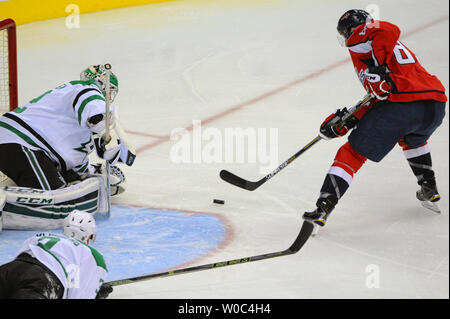 Washington Capitals Zentrum Jay Beagle (83) schießt gegen die Dallas Stars Goalie Kari Lehtonen (32) in der ersten Periode im Verizon Center in Washington, D.C. am 19. November 2015. Foto von Mark Goldman/UPI Stockfoto