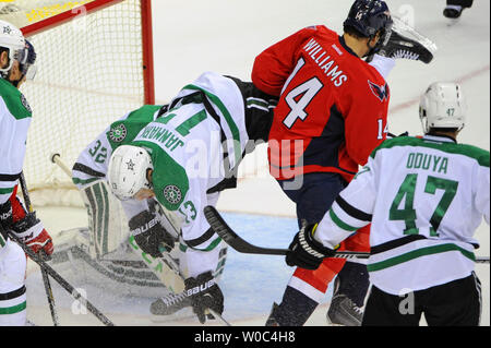 Dallas Stars Zentrum Mattias Janmark (13) Geht über Goalie Kari Lehtonen (32) nach einer Kollision mit Washington Capitals rechten Flügel Justin Williams (14) in der ersten Periode im Verizon Center in Washington, D.C. am 19. November 2015. Foto von Mark Goldman/UPI Stockfoto