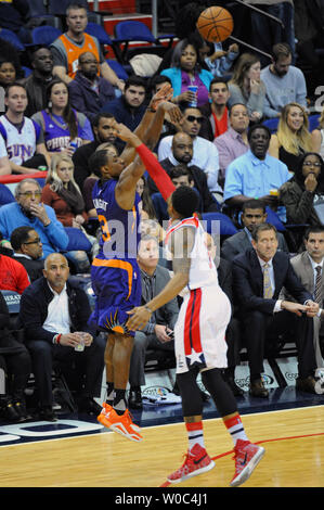 Phoenix Suns guard Brandon Ritter (3) Kerben drei Punkt Warenkorb gegen Washington Wizards guard Bradley Beal (3) in der ersten Hälfte im Verizon Center in Washington, D.C. am 4. Dezember 2015. Foto von Mark Goldman/UPI Stockfoto