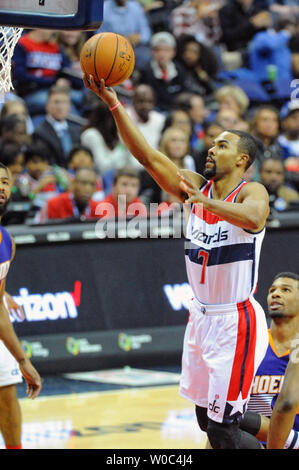 Washington Wizards guard Ramon Sessions (7) Kerben auf einem Konter gegen die Phoenix Suns in der ersten Hälfte im Verizon Center in Washington, D.C. am 4. Dezember 2015. Foto von Mark Goldman/UPI Stockfoto