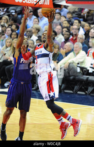 Washington Wizards guard Bradley Beal (3) Kerben gegen Phoenix Suns, T.J. Warren (12) in der ersten Hälfte im Verizon Center in Washington, D.C. am 4. Dezember 2015. Foto von Mark Goldman/UPI Stockfoto