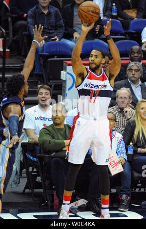 Washington Wizards guard Garrett Tempel (17) Macht ein Korb mit drei Punkten gegen die Memphis Grizzlies in der ersten Hälfte im Verizon Center in Washington, D.C. am 23. Dezember 2015. Foto von Mark Goldman/UPI Stockfoto