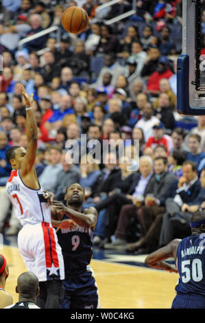 Washington Wizards guard Ramon Sessions (7) Kerben gegen Memphis Grizzlies, Tony Allen (9) in der ersten Hälfte im Verizon Center in Washington, D.C. am 23. Dezember 2015. Foto von Mark Goldman/UPI Stockfoto