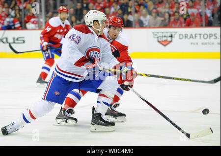 Montreal Canadiens linken Flügel Daniel Carr (43) kämpfe Washington Capitals defenseman Matt Niskanen (2) Für einen Puck vor dem netin der ersten Periode im Verizon Center in Washington, D.C. am 26. Dezember 2015. Foto von Mark Goldman/UPI Stockfoto