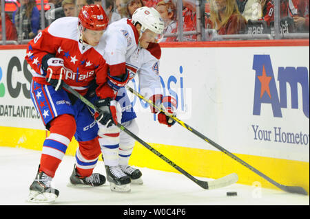 Washington Capitals defenseman Nate Schmidt (88) Kämpfe für eine lose Puck gegen die Bretter mit Montreal Canadiens linken Flügel Daniel Carr (43) in der ersten Periode im Verizon Center in Washington, D.C. am 26. Dezember 2015. Foto von Mark Goldman/UPI Stockfoto