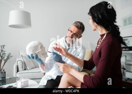 Frau, die informative Beratung vor dem rhinoplastik Stockfoto