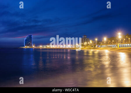 Barcelona Strand im Sommer Nacht entlang der Küste in Barcelona, Spanien. Mittelmeer in Spanien. Stockfoto