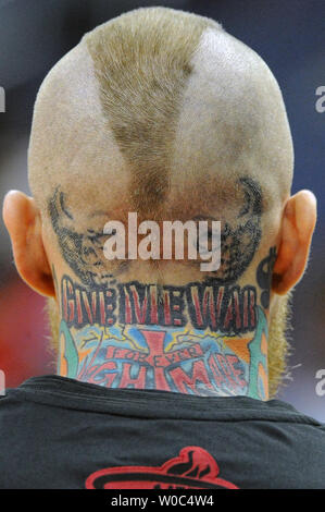 Miami Heat vorwärts Chris Andersen (11) zeigt eine seiner Tattoos auf der Rückseite seines Kopfes in der ersten Hälfte im Verizon Center in Washington, D.C. am 3. Januar 2016. Foto von Mark Goldman/UPI Stockfoto