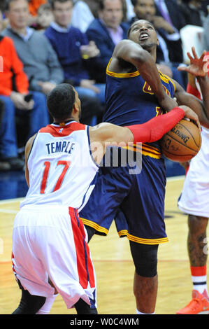 Washington Wizards guard Garrett Tempel (17) fouls Cleveland Kavaliere Zentrum Tristan Thompson (13.) in der ersten Hälfte im Verizon Center in Washington, D.C. am 6. Januar 2016. Foto von Mark Goldman/UPI Stockfoto