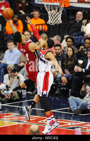 Miami Heat, Gerald Green (14) ist durch die Washington Wizards guard Garrett Tempel (17) in der ersten Hälfte im Verizon Center in Washington, D.C. Gefoult am 20. Januar 2016. Foto von Mark Goldman/UPI Stockfoto