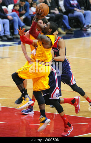 Cleveland Kavaliere guard Kyrie Irving (2) uns in der ersten Hälfte im Verizon Center in Washington, D.C. gefoult wird von Washington Wizards guard Garrett Tempel (17), am 28. Februar 2016. Foto von Mark Goldman/UPI Stockfoto