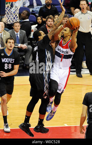 Washington Wizards guard Ramon Sessions (7) geht in den Korb gegen Minnesota Timberwolves vorwärts Greg Smith (4) in der ersten Hälfte im Verizon Center in Washington, D.C. am 25. März 2016. Foto von Mark Goldman/UPI Stockfoto