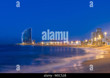 Blick auf Barcelona Strand im Sommer Nacht entlang der Küste in Barcelona, Spanien. Mittelmeer in Spanien. Stockfoto