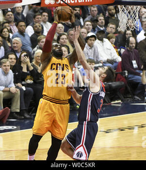 Cleveland Kavaliere vorwärts LeBron James (23) Kerben gegen Washington Wizards guard Tomas Satoransky (31) in der ersten Hälfte im Verizon Center in Washington, D.C. am 6. Februar 2017. Foto von Mark Goldman/UPI Stockfoto